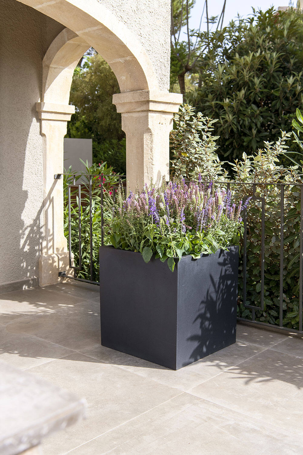Block L, Black
