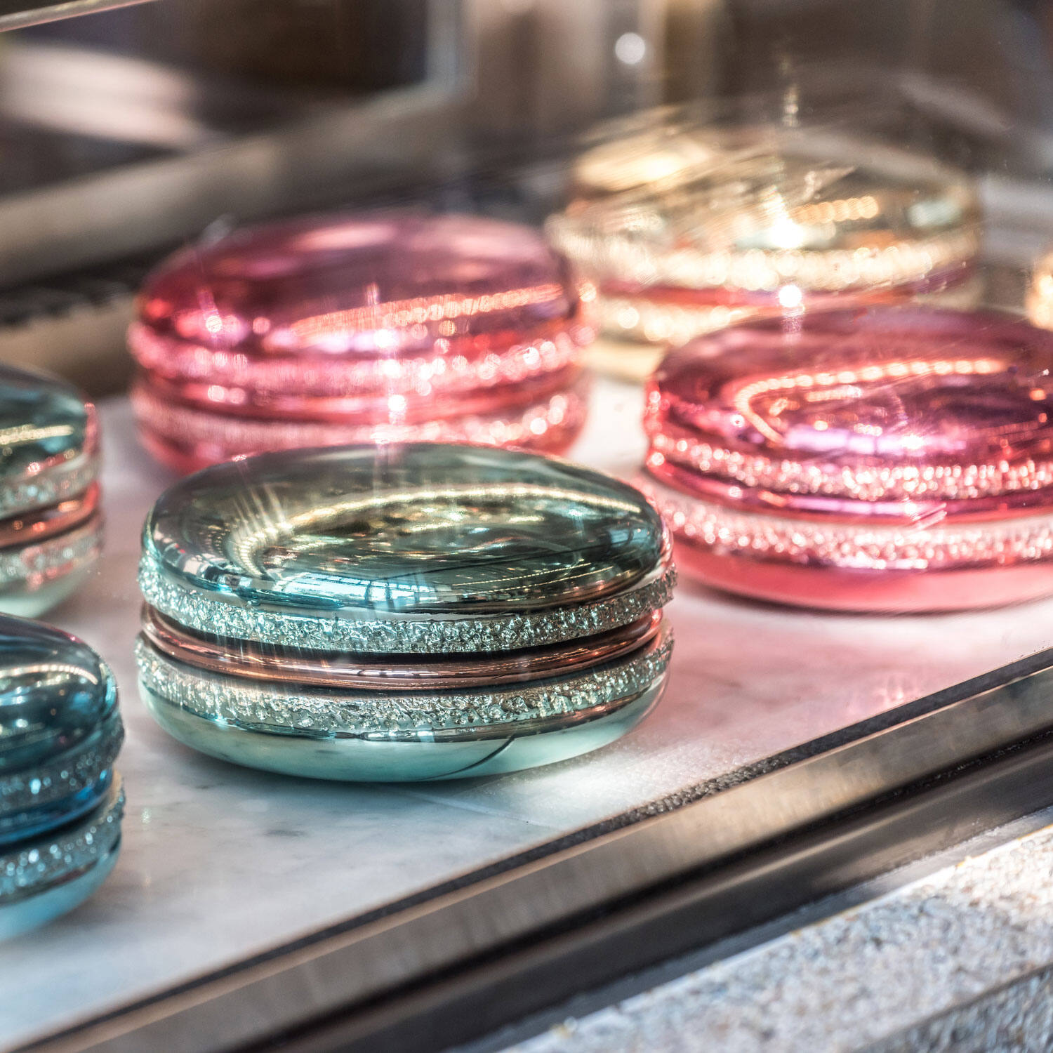 (S) Macaron M, Platinum Red